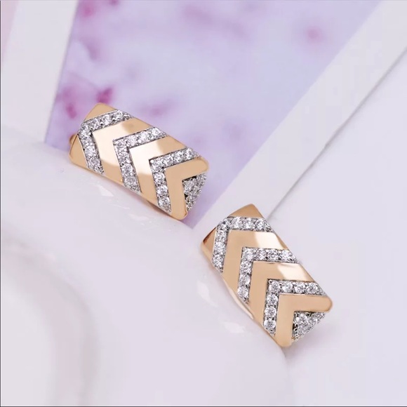 New Hot Mix 18K Gold Plated Arrow Hoop Earrings - Picture 5 of 6